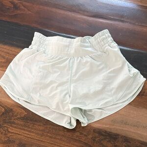 Lululemon hotty hot 2.5” high rise shorts